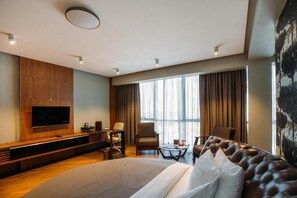 Standaard tweepersoonskamer, uitzicht op de stad | Een bureau, geluiddichte muren, een strijkplank/strijkijzer, gratis wifi