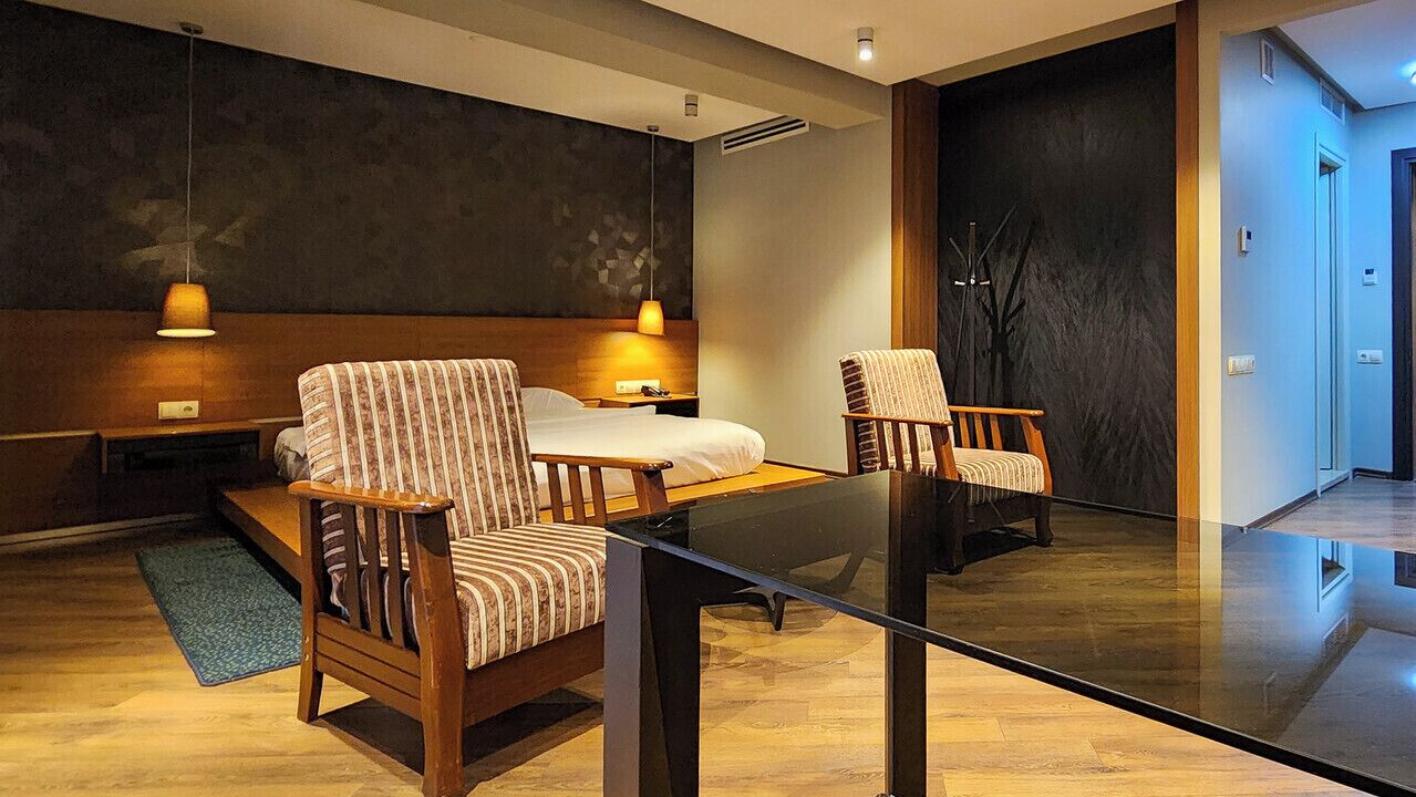 Quarto casal standard | Individualmente decorados, individualmente mobiliados, escrivaninha