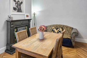 2 bedrooms, desk - Host Stay Railway Cottages (Liverpool)
