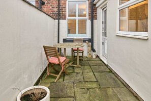 House | 2 bedrooms, desk