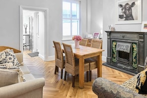 2 bedrooms, desk - Host Stay Railway Cottages (Liverpool)