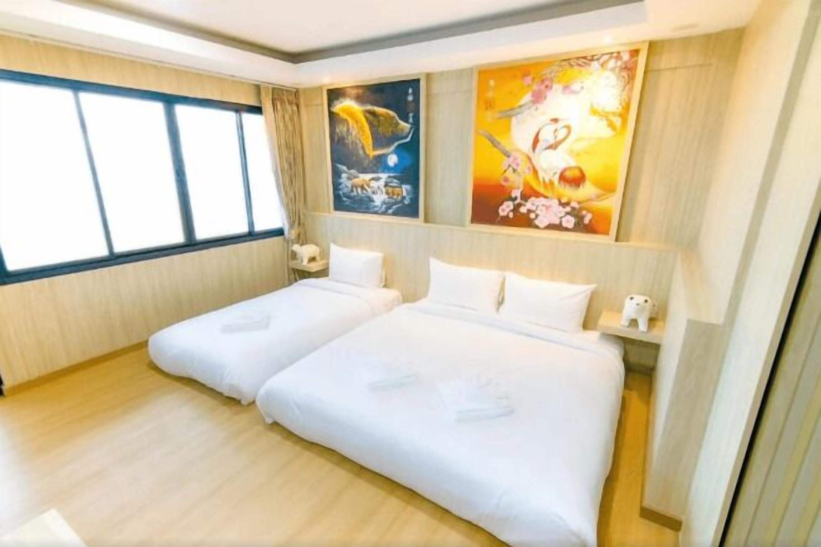 Escritorio, cortinas blackout, insonorización y wifi gratis 