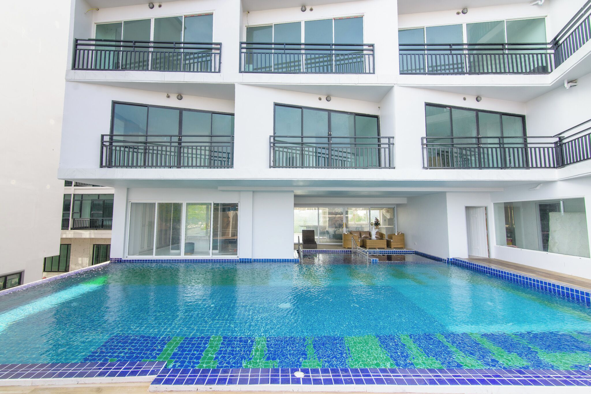 Alberca al aire libre y camastros 