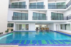 Piscine extérieure, chaises longues