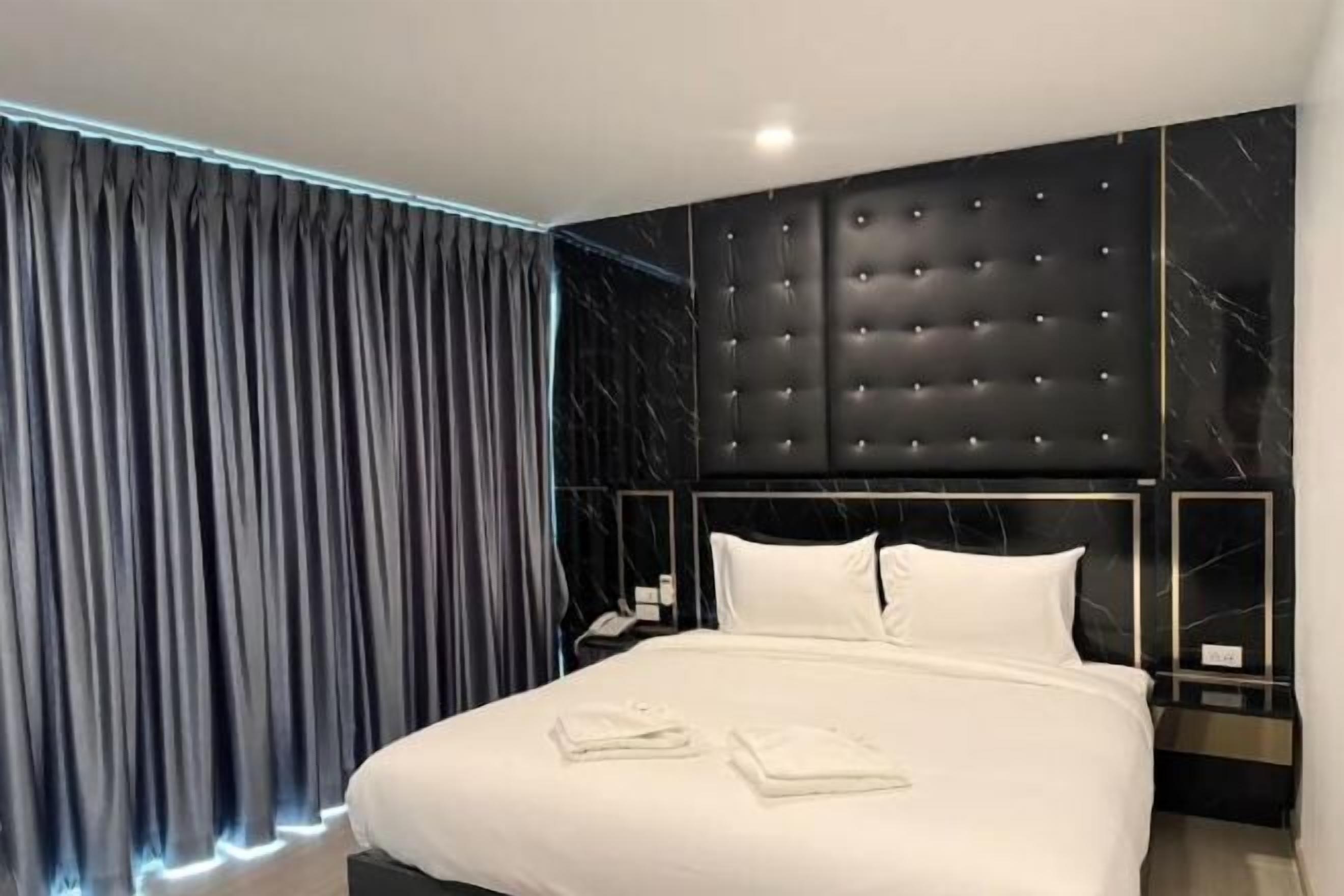 Escritorio, cortinas blackout, insonorización y wifi gratis 