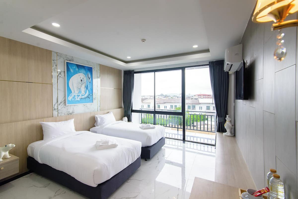Deluxe Twin Room, City View | Desk, blackout curtains, soundproofing, free WiFi