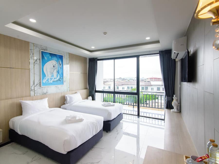 Desk, blackout curtains, soundproofing, free WiFi