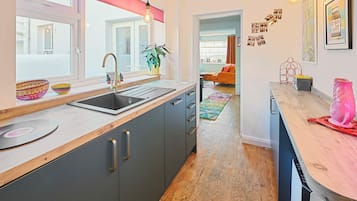 House | 2 bedrooms, desk