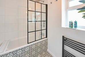 House | 2 bedrooms, desk