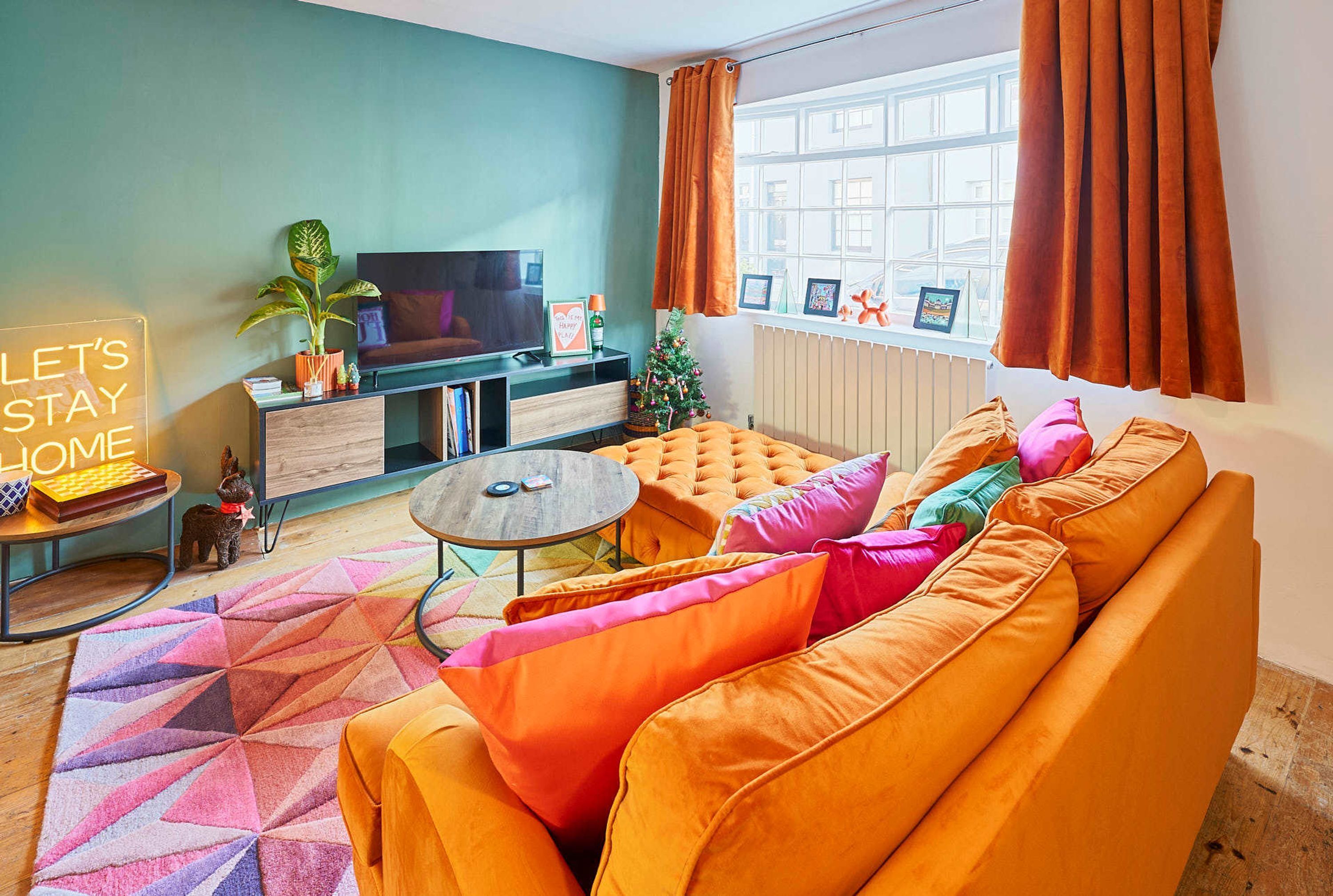 House | 2 bedrooms, desk