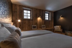6 bedrooms, iron/ironing board, free WiFi, bed sheets