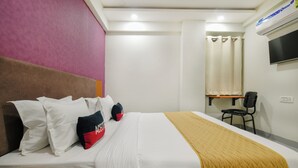A hotel room with a bed, a desk, a chair, and a TV. - Aceotel Inn Xpress Vijay Nagar (Indore)