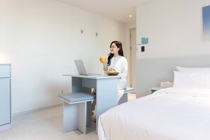 Minibar con artículos gratuitos, escritorio y sistema de insonorización 