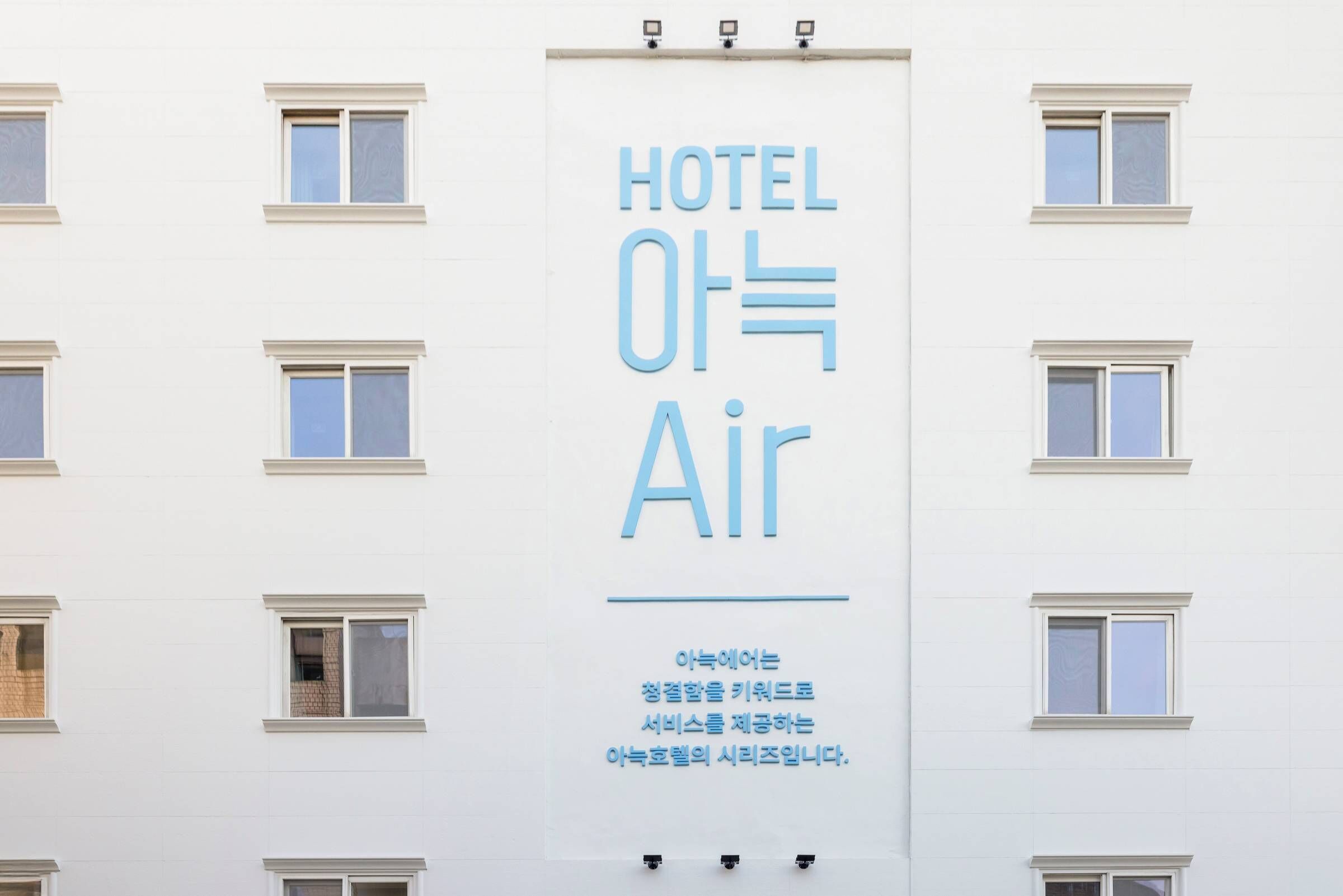 Un edificio con un letrero que dice 