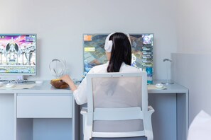 2PC Gaming Room | Minibar con artículos gratuitos, escritorio, sistema de insonorización