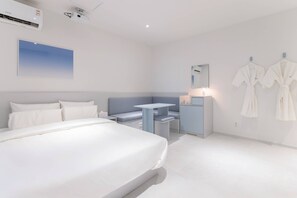 Standaard tweepersoonskamer | Een gratis minibar, een bureau, geluiddichte muren, gratis wifi