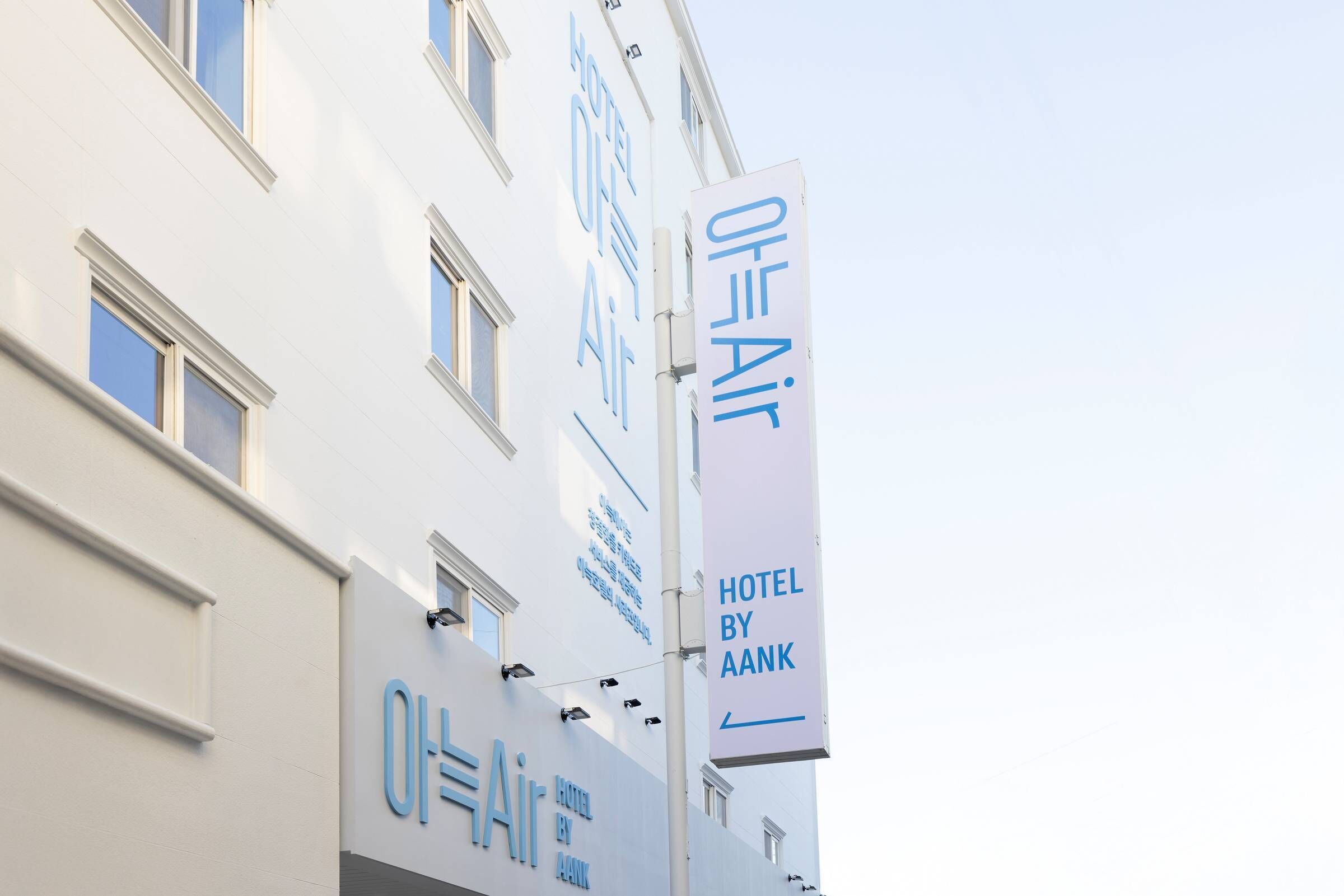 A building with a sign that reads "HOTEL BY AANK" and "Air Hotel."