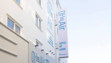 A building with a sign that reads "HOTEL BY AANK" and "Air Hotel."