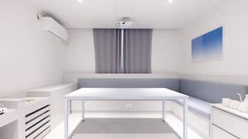 Lounge Room | Free minibar, desk, free WiFi, bed sheets