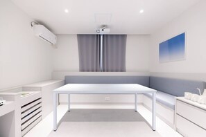 Lounge Room | Ókeypis drykkir á míníbar, skrifborð, ókeypis þráðlaus nettenging