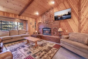 Smart TV y chimenea 