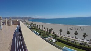 Une terrasse sur le toit offrant une vue sur une plage et l’océan.