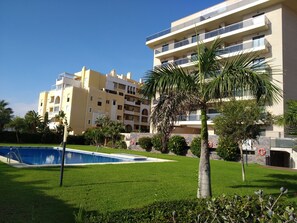 Una piscina al aire libre