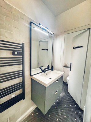 Haartrockner, Handtücher, Seife, Toilettenpapier