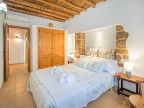 2 bedrooms, desk, internet