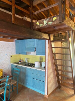 Mikrowelle, Ofen, Herdplatte, Kochgeschirr/Geschirr/Besteck