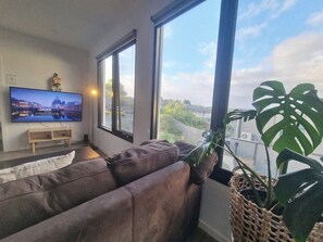 Smart TV - Tranquil 2-bedroom apartment in Doncaster East with AC, WiFi (Doncaster East)