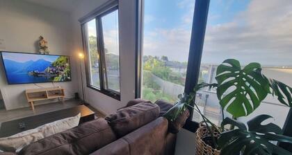 Tranquil 2-bedroom apartment in Doncaster East with AC, WiFi