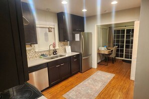 Frigorífico, microondas, horno y placa de cocina