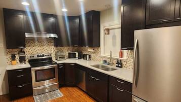 Frigorifero, microonde, forno, piano cottura