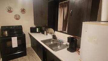 KĂŒhlschrank, Ofen, Herdplatte, Wasserkocher mit Kaffee-/Teezubehör