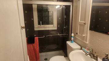 SĂšche-cheveux, serviettes fournies