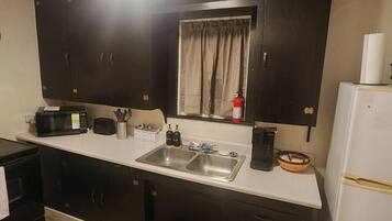 Fridge, oven, stovetop, coffee/tea maker