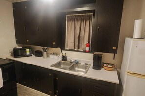 Réfrigérateur, four, plaque de cuisson, cafetière/bouilloire