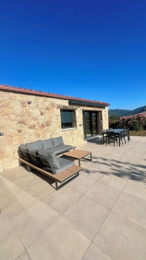 تناول الطعام بالخارج