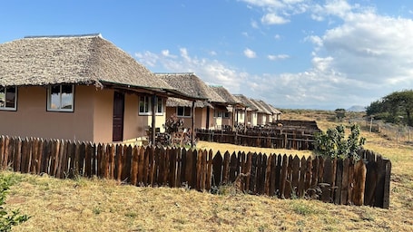 Escritorio, espacio para trabajar con laptop y wifi gratis