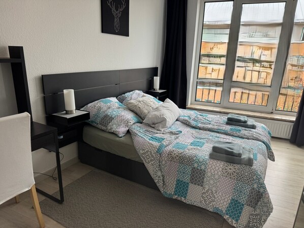 1 bedroom, desk, iron/ironing board, free WiFi - Centrum / train station / Sopienhof-Mall / harbor / park / sunny (Kiel)