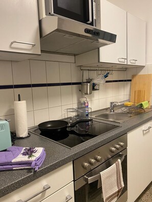Fridge, microwave, oven, stovetop - Centrum / train station / Sopienhof-Mall / harbor / park / sunny (Kiel)