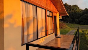 A modern building with large windows and a balcony. - Cabina Mandarina  (Provincia de Puntarenas)