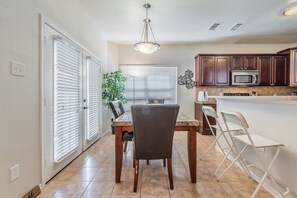 Geladeira, micro-ondas, fogão, lava-louças