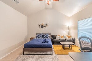 Desk, iron/ironing board, WiFi, bed sheets - Cozy Vibe in Frisco/Little Elm (Little Elm)