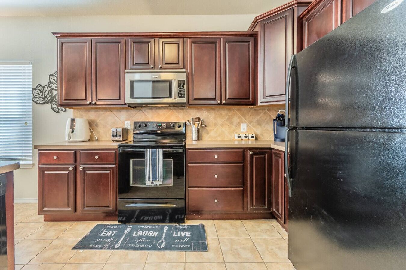 ثلاجة، ميكروويف، فرن، غسالة أطباق