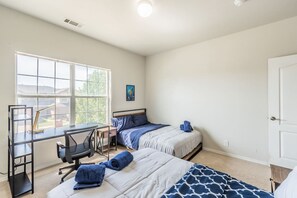 3 habitaciones, escritorio, tabla de planchar con plancha y wifi 