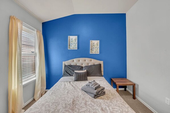 4 bedrooms, desk, iron/ironing board, WiFi