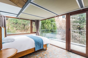 Escritorio, wifi gratis y ropa de cama