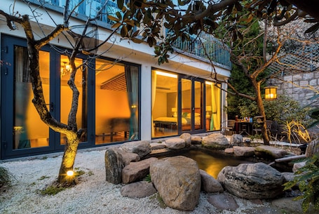 Luxury Studio Suite, Garden View | Desk, free WiFi, bed sheets